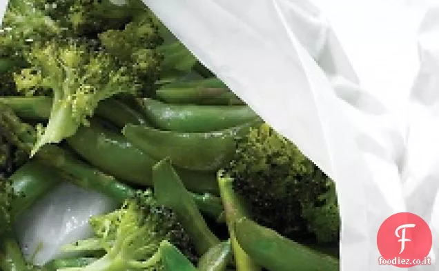 Broccoli, asparagi e piselli in pergamena