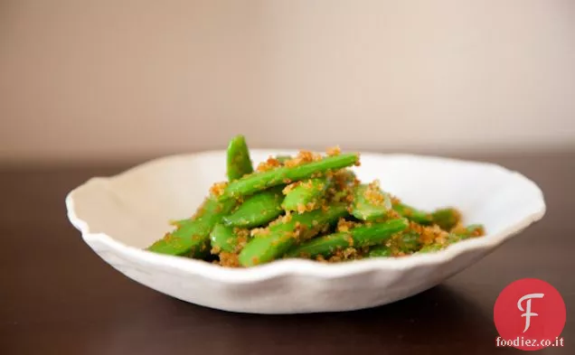 Piselli a scatto di zucchero con pangrattato al limone e peperoncino