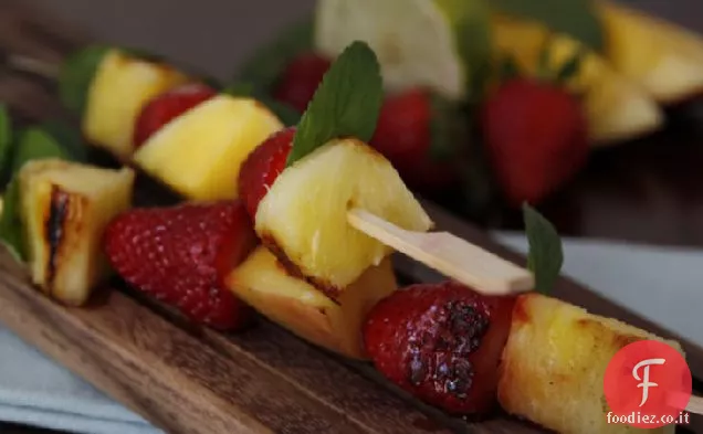 Kabobs alla frutta alla griglia