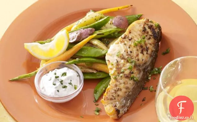 Salmone arrostito alle erbe, patate, carote e piselli a scatto di zucchero