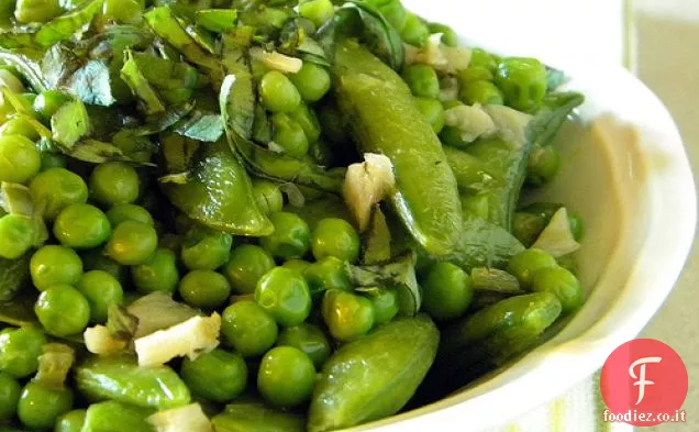 Piselli a scatto di zucchero e piselli dolci con vinaigrette all'aglio del Cile caldo