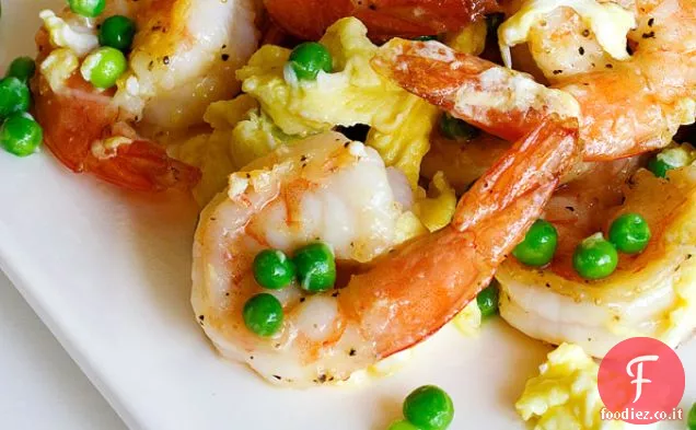 Mescolare gamberi fritti, uova e piselli