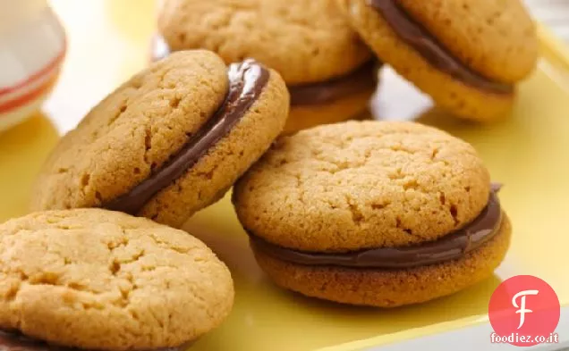 Biscotti sandwich alla nocciola al burro di arachidi