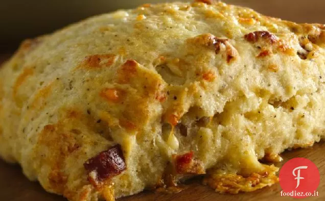 Due volte pepato pancetta e focaccine di latticello con Gouda