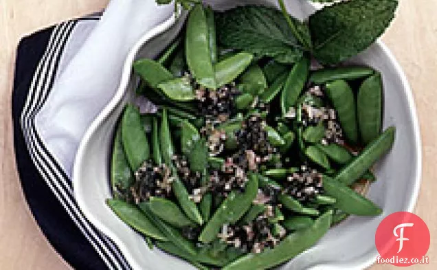 Piselli a scatto di zucchero con condimento alla menta