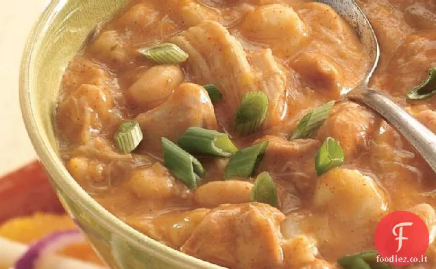 Peperoncino di pollo bianco a cottura lenta con Hominy