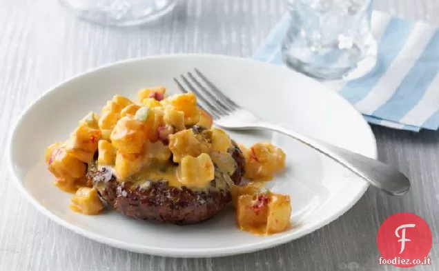 Hamburger di taco alla griglia e confezioni di fogli di patate