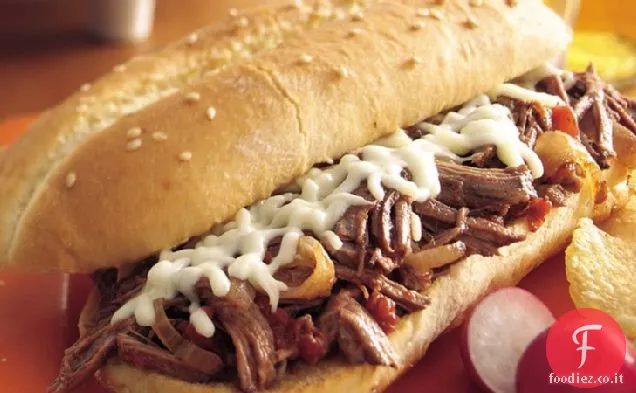 Hoagies di manzo tagliuzzato italiano a cottura lenta