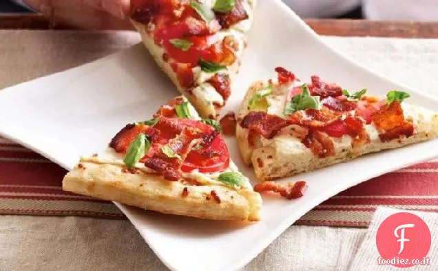 Pizza al pomodoro e pancetta alla griglia