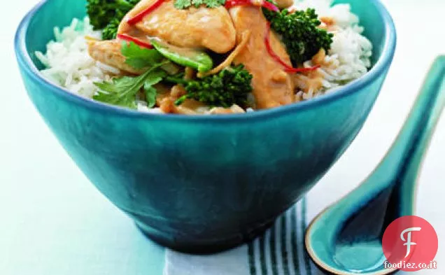 Pollo Satay soffriggere con piselli e coriandolo