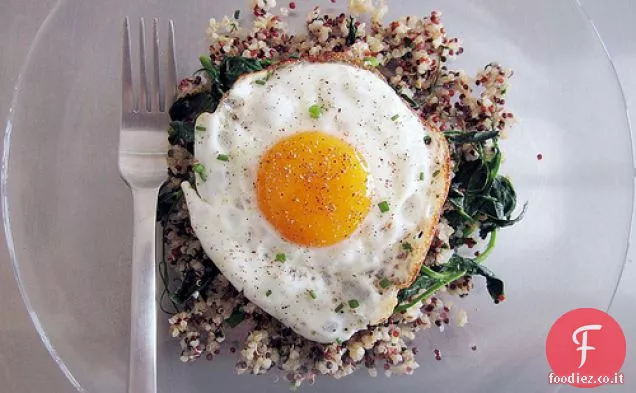 Aglio + Erba cipollina Quinoa con viticci di piselli e un uovo fritto