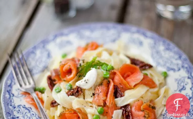 Tagliatelle cremose di Salmone con piselli e pomodori secchi