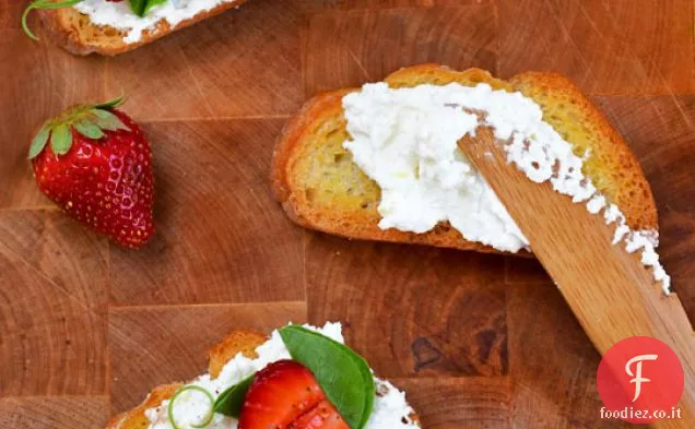 Crostini Con Germogli di Piselli e Fragole