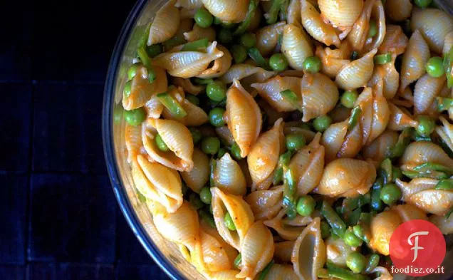 Insalata estiva di piselli e peperoni rossi arrostiti