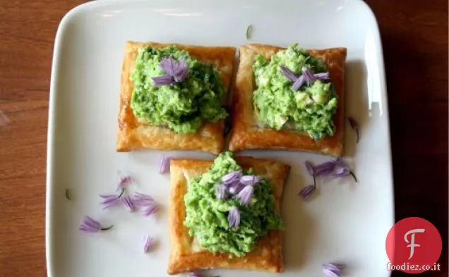 Quadrati di pasta sfoglia con purea di Piselli e dragoncello