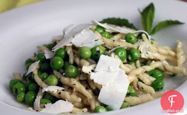 Pasta Con Pesto alla Menta, Piselli e Ricotta Salata