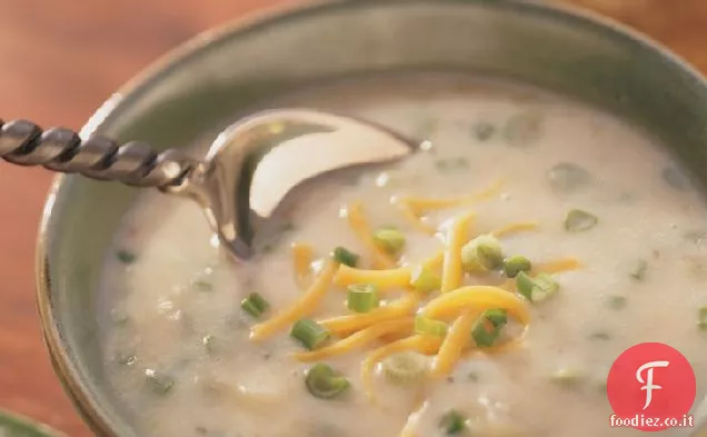 Zuppa di patate rustica con Cheddar e cipolle verdi