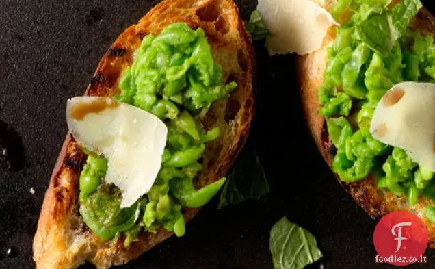 Crostini di Piselli, Menta e Parmigiano