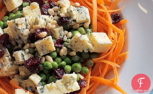 Carote, piselli e formaggio erborinato