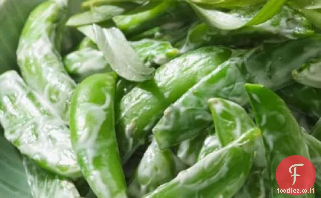 Piselli a scatto refrigerati con ricetta cremosa di condimento al dragoncello