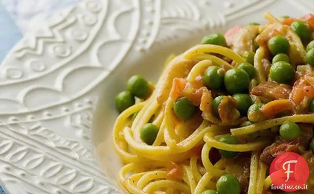 Pasta con pomodori, pancetta e piselli in salsa di crema Worcestershire