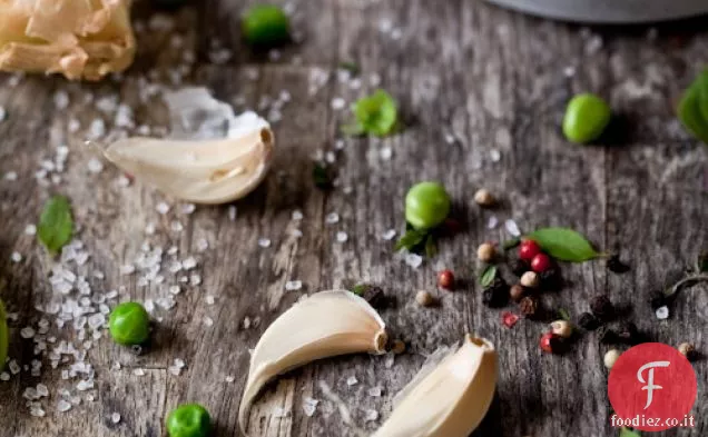Insalata fresca di piselli, erbe e formaggio