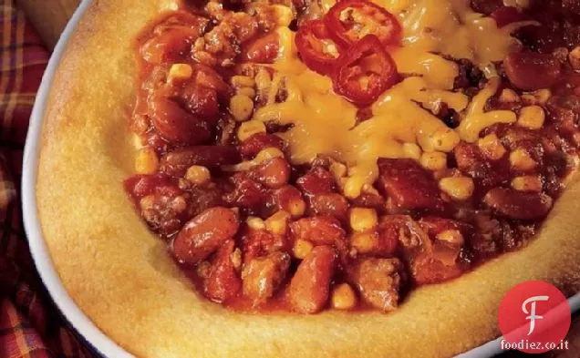 Casseruola di peperoncino con pane di mais