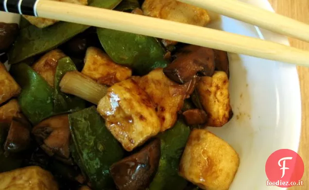 Tofu soffriggere con piselli e funghi