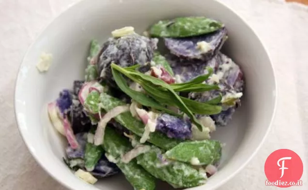 Insalata di patate con piselli a scatto di zucchero e vinaigrette cremosa al dragoncello