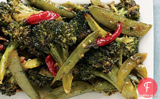 Broccoli arrostiti asiatici piccanti e piselli a scatto