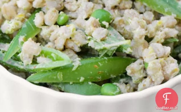 Insalata di orzo con aglio verde e piselli a scatto