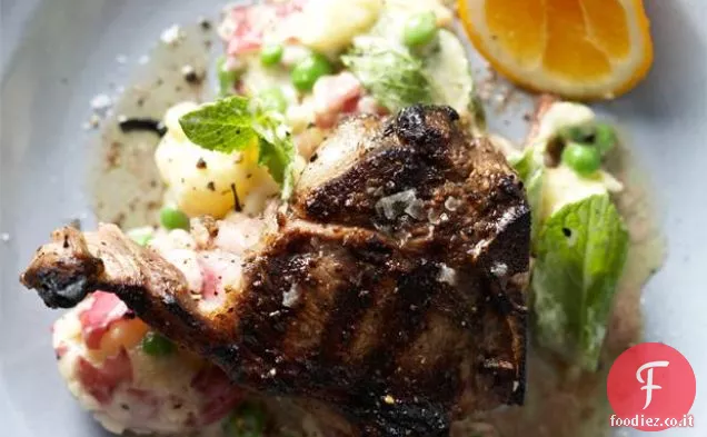 T-ossa di agnello alla griglia con patate e piselli fracassati