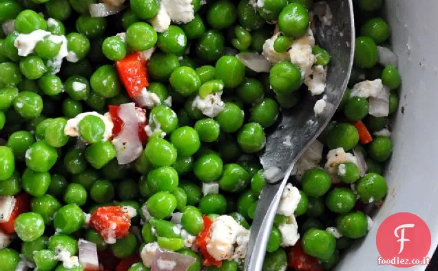 Insalata di piselli, peperoni e formaggio di capra
