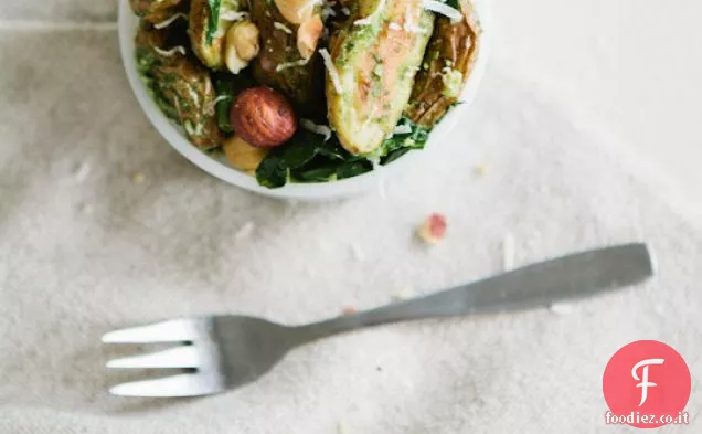 Patate arrosto Fingerling con germogli di piselli, pesto e nocciole