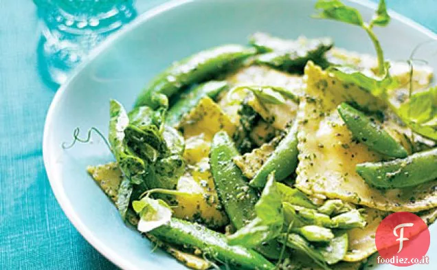 Ravioli con piselli a scatto, germogli di piselli e pesto di menta