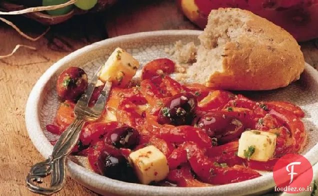 Peperoni arrostiti marinati, olive e formaggio