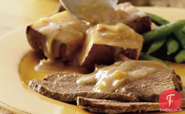 Arrosto di manzo a cottura lenta con cipolle e patate