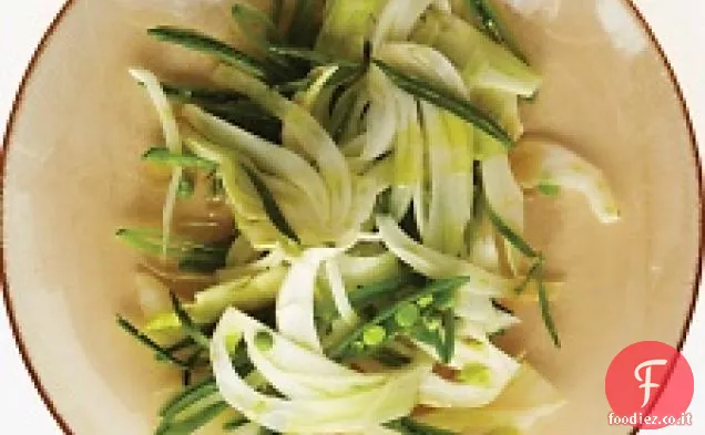 Finocchio, piselli a scatto di zucchero e dragoncello