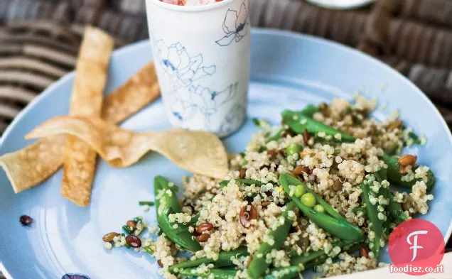 Insalata di quinoa con piselli a scatto di zucchero