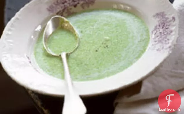 Zuppa di piselli verde brillante