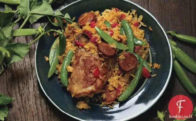 Paella di pollo veloce con piselli a scatto di zucchero