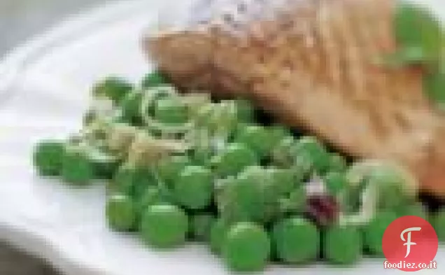 Brasato veloce di piselli primaverili con germogli di cipolla rossa