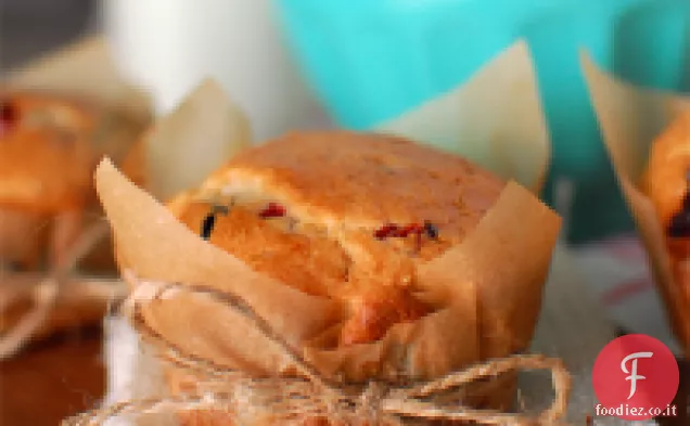 Muffin a bacca mista in involucri di carta pergamena