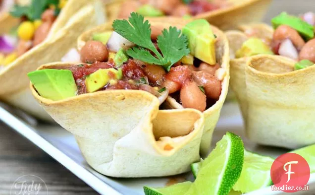 Tazze di tortilla di salsa di fagioli e avocado