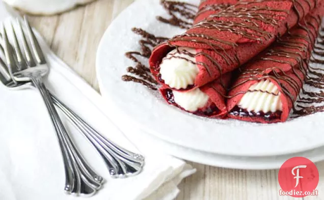 Crepes di velluto rosso con ripieno di crema di formaggio dolce e lampone