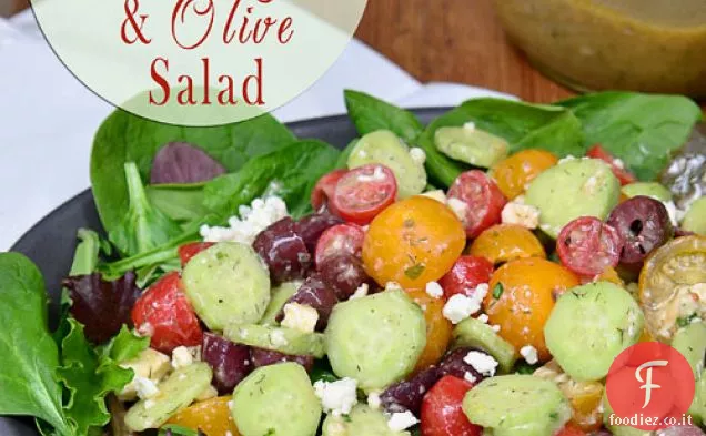 Insalata di cetrioli, pomodori, feta e olive