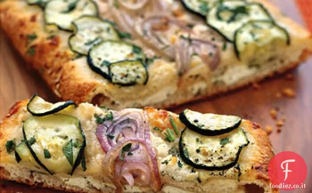 Zucchine al formaggio e focaccia di cipolla rossa