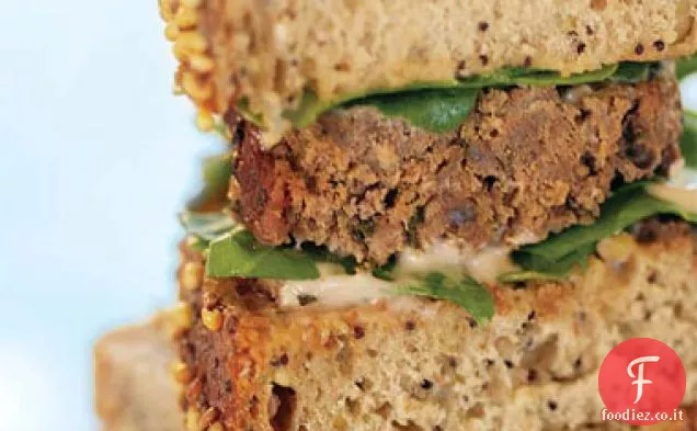 Polpettone, rucola per bambini e condimento russo su pane integrale