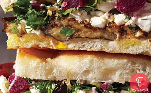Panini con melanzane arrosto e barbabietole sottaceto