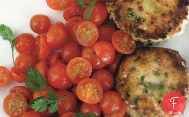 Insalata di pomodoro e formaggio di capra fresco